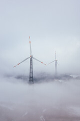 Windkraftanlagen in den Wolken - Gittermasttürme