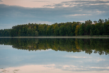 Fototapeta na wymiar Jezioro Postne w okolicy miejscowości Barnówko, Natura 2000