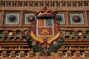 El escudo de la ciudad de Teruel en Arag&oacute;n, Espa&ntilde;a, en un muro de estilo mud&eacute;jar.