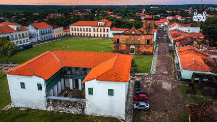 Alcântara Colonial Casarões Igrejas Ruínas Abandonado São Luís Maranhão Brasil Colônia IPHAN Histórico História Brasileira Arquitetura Telhado Aéreo Drone Viagem Turismo Turístico 