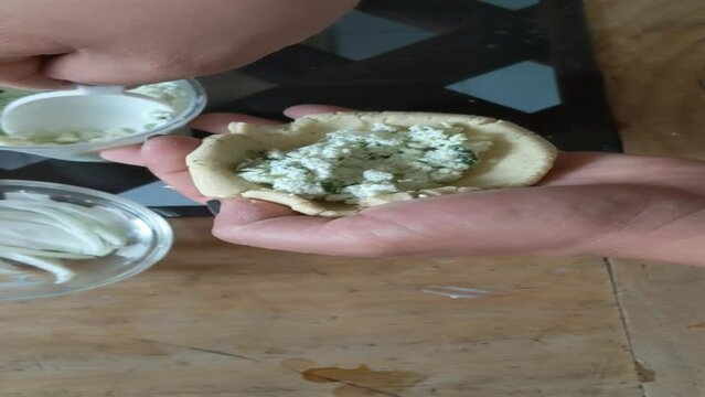 Chef preparando gorditas de ma&iacute;z rellenas de reques&oacute;n