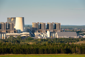 Fototapeta na wymiar Bloki energetyczne elektrowni Jänschwalde, widok z wieży AussichtsTurm Teichland