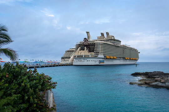 Coco Cay, Bahamas: Cruise passengers walking back to Royal Caribbean cruise ships from CocoCay, private island. Jewel of the Seas and Symphony of the Seas. 