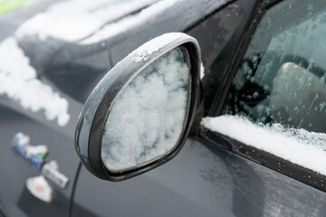 Gefrorener Autospiegel im Winter - Kalt