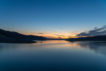 Fototapeta premium Beautiful mountains and lake landscape after sunset. Panoramic sunset landscape.