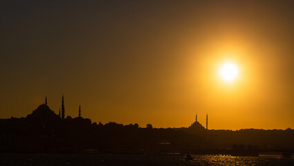 Obraz premium Silhouette of Istanbul at sunset. Ramadan or islamic background photo.