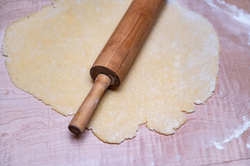 Teig ausrollen mit dem Nudelholz