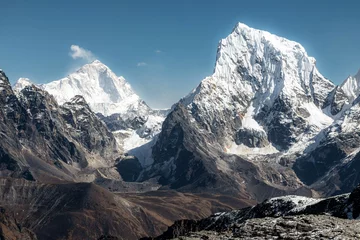 Photo sur Plexiglas Makalu Snow covered peaks of Cholatse and Makalu in the background. Beautiful view from Renjo-La, while descending to Gokyo