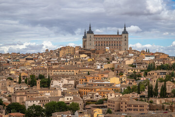 Obraz premium Beautiful Panoramic of the city of Toledo from a viewpoint across the river on a Summer afternoon