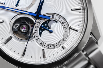 Automatic mechanical wrist watch with moon phase indicator