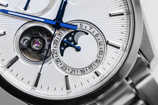 Automatic mechanical wrist watch with moon phase indicator