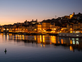 Fototapeta na wymiar Le Douro à Porto en début de nuit vue depuis Vila Nova de Gaia,