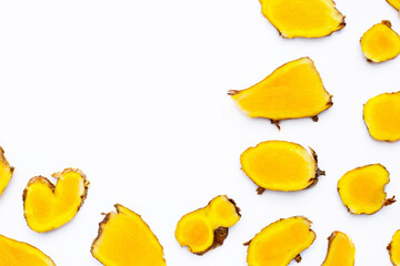 Naklejka premium Phlai slices, Cassumumr ginger or zingiber montanum on white background.