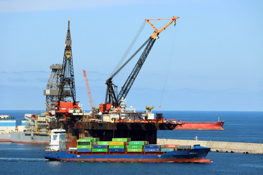 kleines Containerschiff verlässt den Hafen von Las Palmas