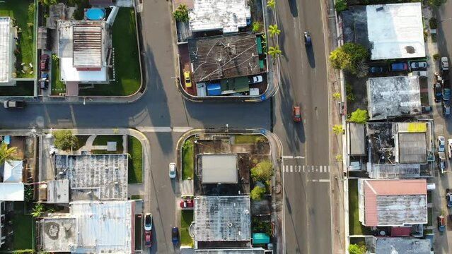 Carreteras y Residencias de urbanizaci&oacute;n con parques desde el aire