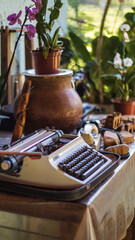 
Dê um passo para trás no tempo e abrace os prazeres simples de uma época passada - uma máquina de escrever antiga aninhada entre a beleza idílica de uma fazenda rural, oferecendo um cenário sereno e 