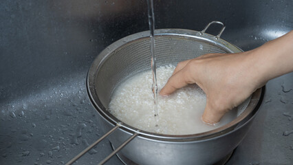 水道水で米を研ぐ・洗う