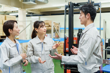 倉庫で話をする作業員