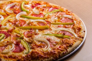Pizza con pimientos y pepperoni close-up
