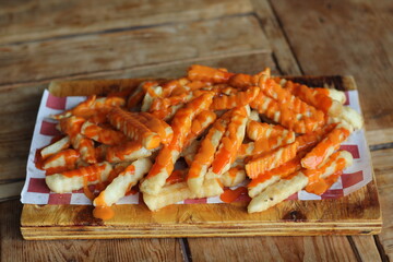 Papas fritas bañada en salsa vistas de frente