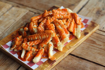 Papas fritas bañada en salsa vistas desde arriba