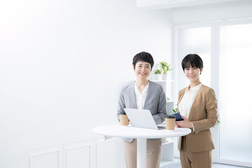 カメラ目線のビジネスマン　女性チームの広角