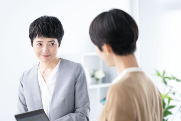 う～んちょっとそれはどうなのかしら？という新人の部下に困る女性上司