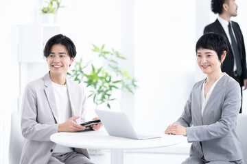 女性上司と若手のビジネスマン