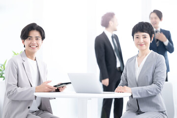 女性上司と若手のビジネスマン　カメラ目線