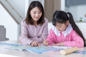 勉強をする子供と教える母