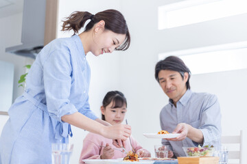 Fototapeta premium 食卓を囲む家族