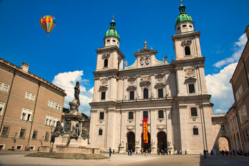 Fototapeta premium ザルツブルク旧市街の大聖堂