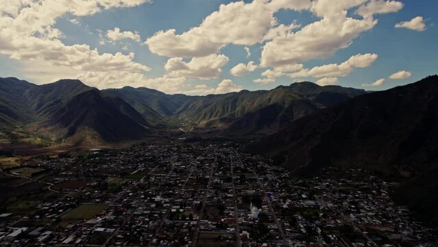 PUEBLO EN MEDIO DEL VALLE