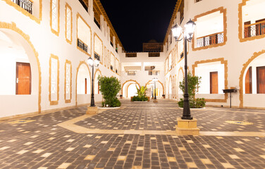 Obraz premium Street near the hotel building at night.