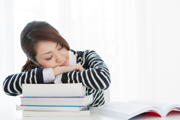 勉強中に寝る女性