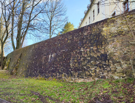 Außenseite einer mittelalterlichen Stadtmauer im Vorfrühling
