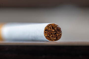 机に置かれた紙巻きたばこの断面のアップ