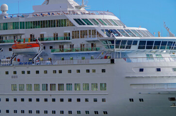 Kreuzfahrtschiff Majesty im Hafen von Funchal auf Madeira - Luxury cruiseship or cruise ship liner...