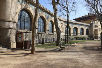 Fototapeta na wymiar Groupe scolaire de style art déco, vue de l'extérieur, ville de Carcassonne, département de l'Aude, France