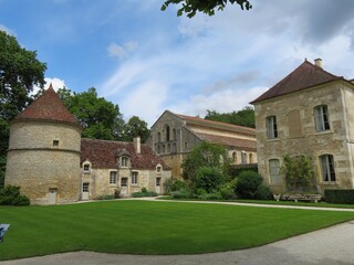 Fototapeta na wymiar abbaye de fontenay