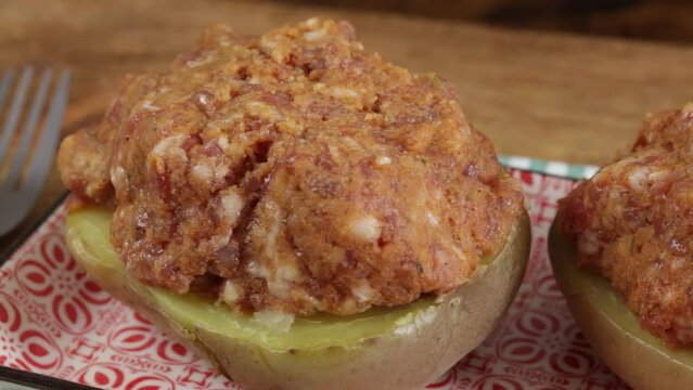 pommes de terre farcies crues, en gros plan, dans un plat