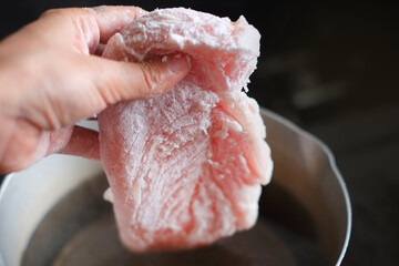 鶏胸肉を茹でる