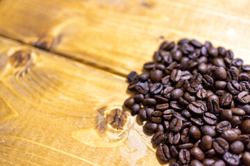 自家焙煎のコーヒー豆とテーブル
