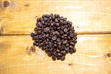 自家焙煎のコーヒー豆とテーブル