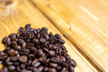 自家焙煎のコーヒー豆とテーブル