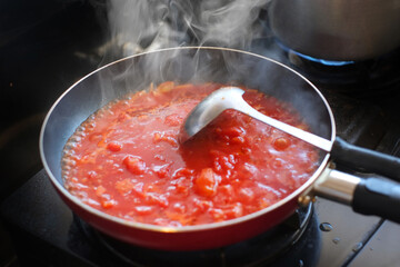 トマトソースを煮込む