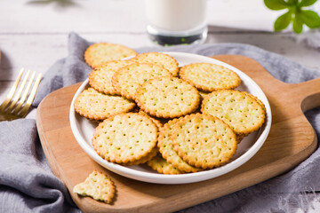 round thin crispy biscuits or crackers on wooden table