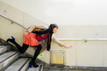 階段で転ぶ女性