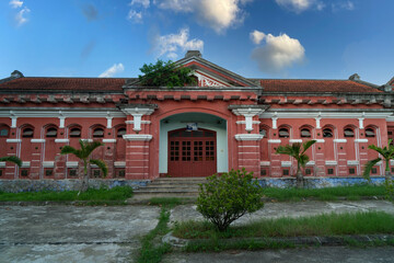 Obraz premium View front of swimming pool in Hue High School For The Gifted, one of the most favourite place to visit in Hue city of tourist.( The non English text means Swimming Pool )