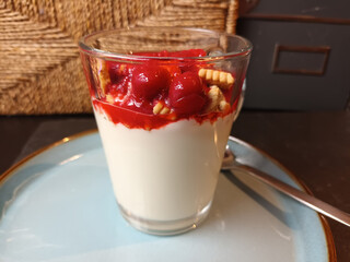 Panna Cotta Dessert mit Kirschen und Keks